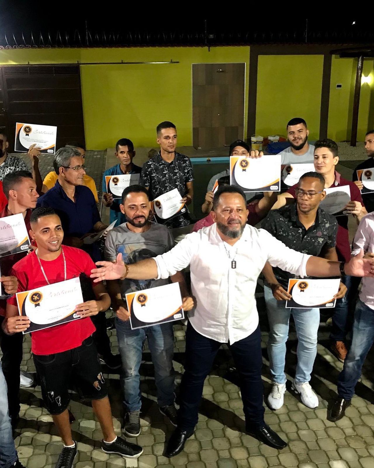 Alunos praticando cortes de cabelo no curso